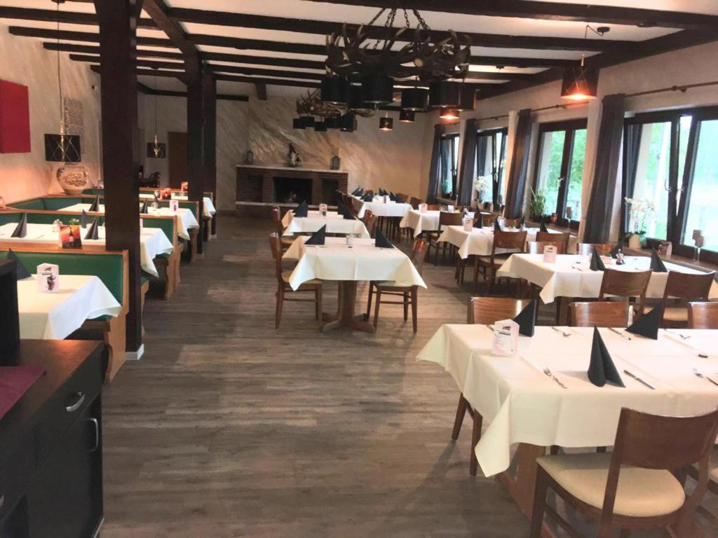 Hotel-Restaurant Hubertus Brome Bagian luar foto